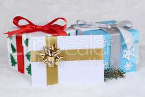 Weihnachtsgeschenke, Briefumschlag und Schnee an Weihnachten