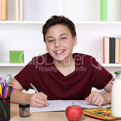 Lachender Junge beim Lernen in der Schule