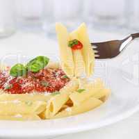 Pasta Rigate Napoli essen mit Tomaten Sauce auf Gabel