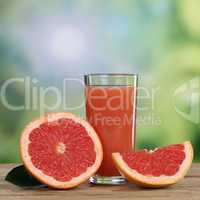 Grapefruitsaft mit frischer Grapefruit Früchte im Sommer