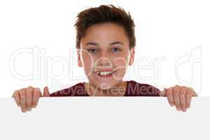 Lachender glücklicher Junge schauen hinter leerem Banner mit Te