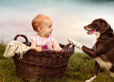 Baby mit Hund am See