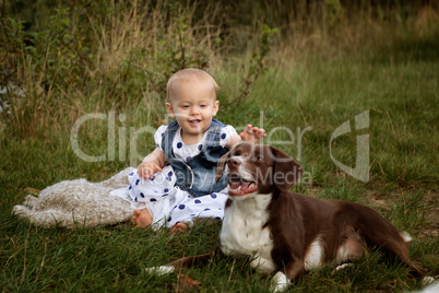 Baby mit Hund am See