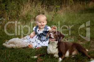 Baby mit Hund am See