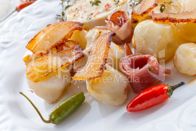 Jerusalem artichoke au gratin with ham and chili