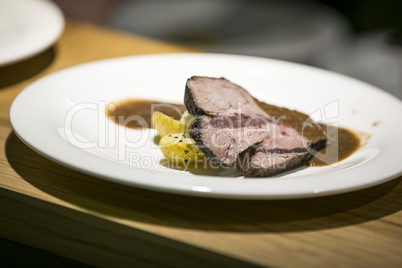 Rinderbraten mit Kartoffeln und Bratensoße