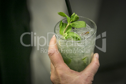 Cocktailglas mit Hand, Mojito