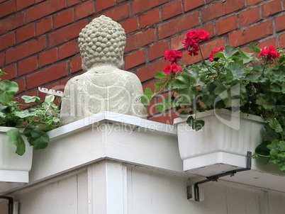 Buddha von hinten auf einem Balkon in Rinteln