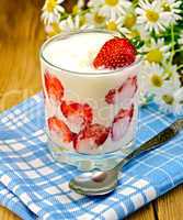 Yogurt thick with strawberries and daisies on board