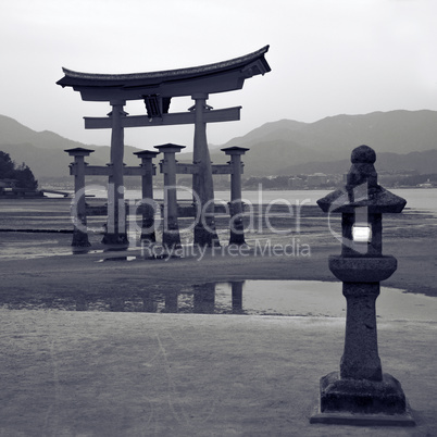 Floating gate in Miyajima