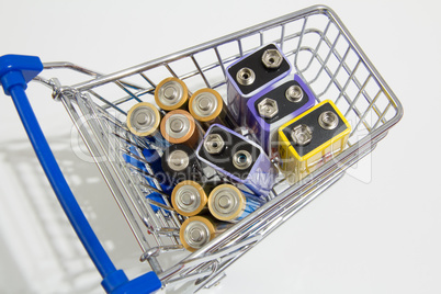 Einkaufswagen mit Batterien