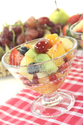 Obstsalat auf einer karierten Serviette