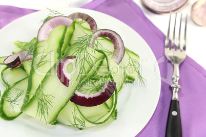 Gurkensalat mit roten Zwiebeln und Dill