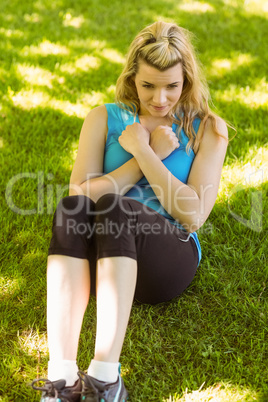 Fit blonde doing sit ups in the park