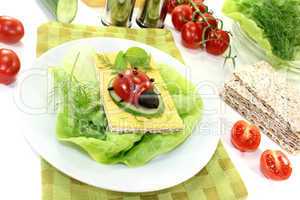 Knäckebrot mit Käse, Salat und Marienkäfer