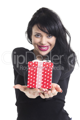 Frau mit einem Geschenk auf weiß