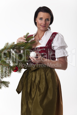 Bayerische Frau mit einem Weihnachtsbaum Bayerische Frau mit einem Weihnachtsbaum