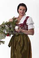 Bayerische Frau mit einem Weihnachtsbaum