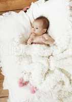 Baby mit weißer Decke
