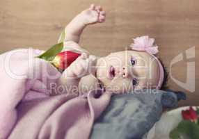 Baby mit rosa decke und blumen
