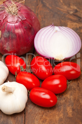 onion garlic and tomatoes