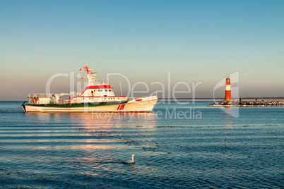 Mole und Schiff in Warnemünde