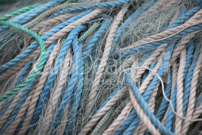 Seile in einem Fischerhafen in Cornwall, Großbritannien