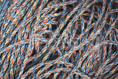Seile in einem Fischerhafen in Cornwall, Großbritannien