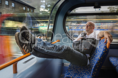 Ein Mann sitzt im Bus