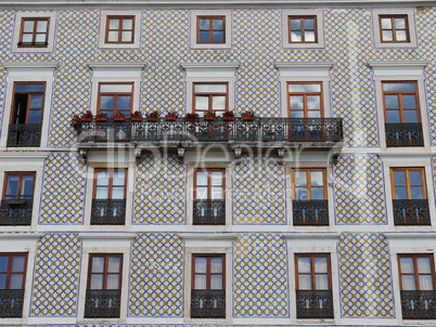 Hausfassade mit Azujelos in Lissabon