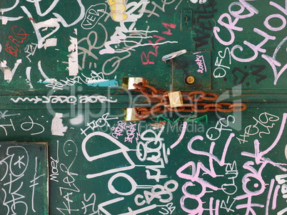 Verschlossenes Tor mit Graffiti