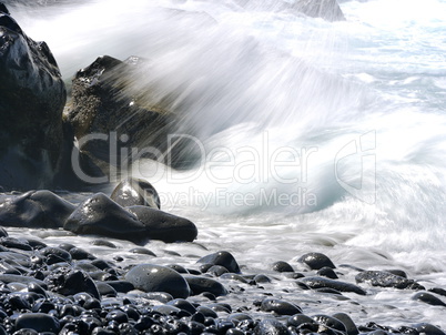 Strand mit Lavasteinen