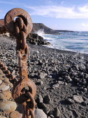 Rostige Kette am Vulkanstrand