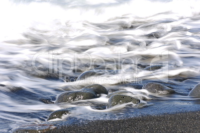 Strand mit Lavasteinen