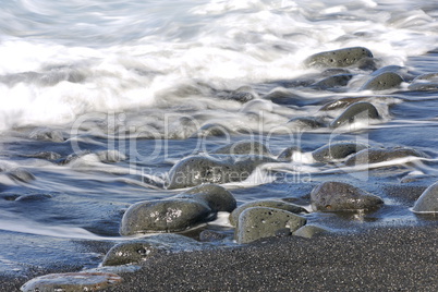 Strand mit Lavasteinen