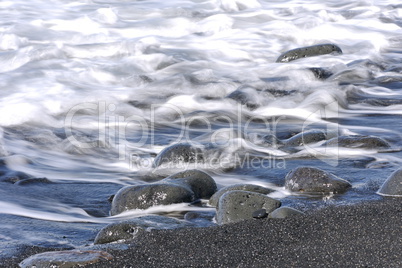 Strand mit Lavasteinen