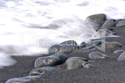 Strand mit Lavasteinen