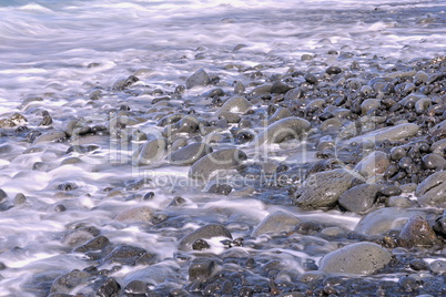 Strand mit Lavasteinen