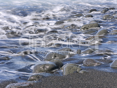 Strand mit Lavasteinen