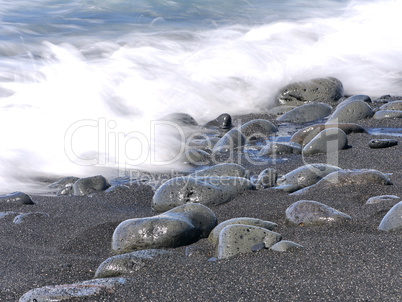 Strand mit Lavasteinen