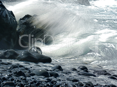 Strand mit Lavasteinen