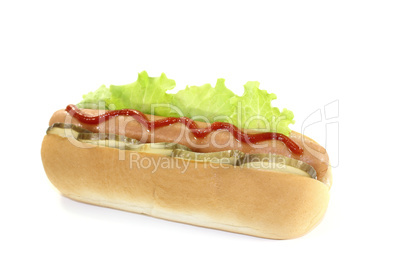 Hot dog mit Gurke und Ketchup
