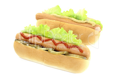 Hot dogs mit Gurke, Senf und Ketchup