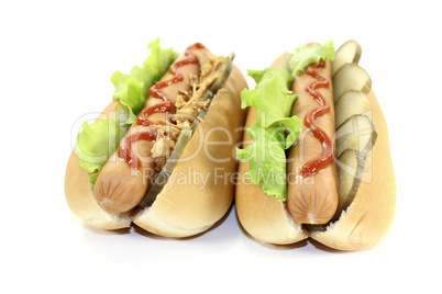 Hot dogs mit Gurke und Röstzwiebeln