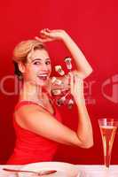 Glückliche Frau posiert mit einem Fächer aus Gabeln mit Pralinen