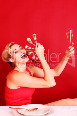 Glückliche Frau mit einem Fächer aus Gabeln und einem Sektglas