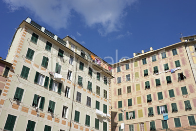 Fassade eines traditionellen Wohngebäudes in Camogli, Ligurien,