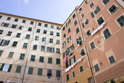 Fassade eines traditionellen Wohngebäudes in Camogli, Ligurien,
