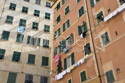 Fassade eines traditionellen Wohngebäudes in Camogli, Ligurien,