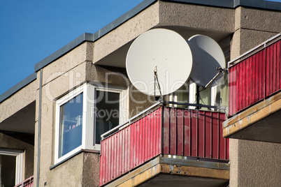 Hausfront mit Satellitenschüssel